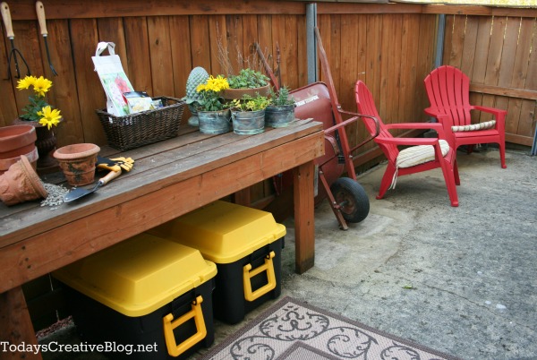 Planting Area | Create your own outdoor potting bench and planting area with these simple ideas. Find more on Today's Creative Life