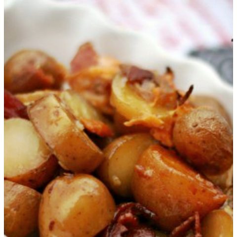 Crockpot Cheese Bacon Potatoes | Slow Cooker Cheesy Potatoes with bacon | Side dish recipe ideas | Potato recipes | Family friendly recipes | TodaysCreativeLife.com