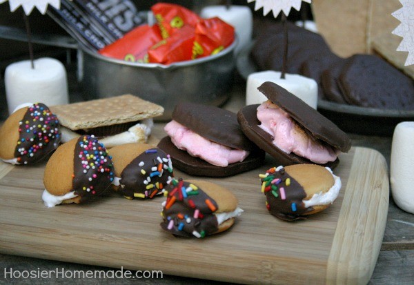 S'Mores Bar Buffet by Hoosier Homemade for Today's Creative Life | Smore's recipe | Camping food| Fire side | See how to set up your own Smore's buffet | TodaysCreativeLife.com