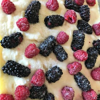 Easy Blackberry Cobbler Recipe | Fluffy Cake like berry cobbler! Easy to make. Fresh berries or frozen. Grab the recipe on TodayscreativeLife.com
