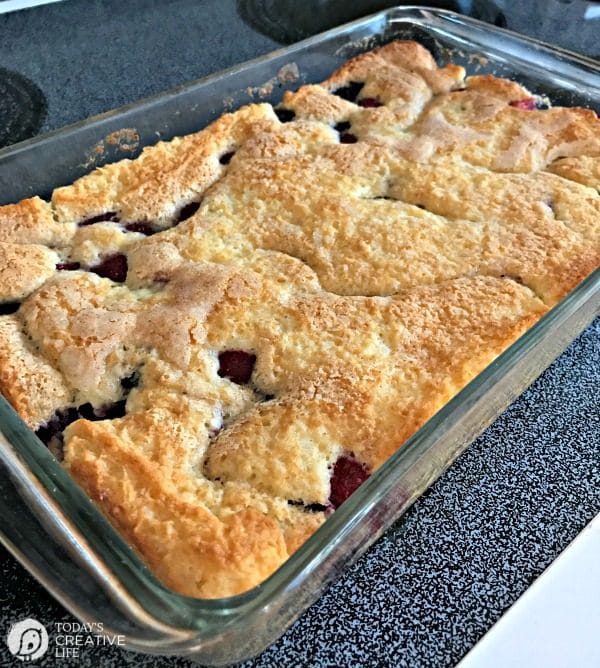 Easy Blackberry Cobbler Recipe | Fluffy Cake like berry cobbler! Easy to make. Fresh berries or frozen. Grab the recipe on TodayscreativeLife.com