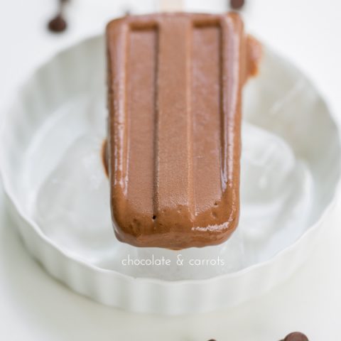Chocolate Banana Popsicles | Summer desserts | Frozen desserts | Popsicle recipes | chocolate treats | Chocolate and Carrots for TodaysCreativeLife.com