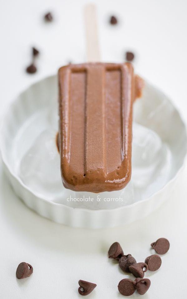 Chocolate Banana Popsicles | Summer desserts | Frozen desserts | Popsicle recipes | chocolate treats | Chocolate and Carrots for TodaysCreativeLife.com