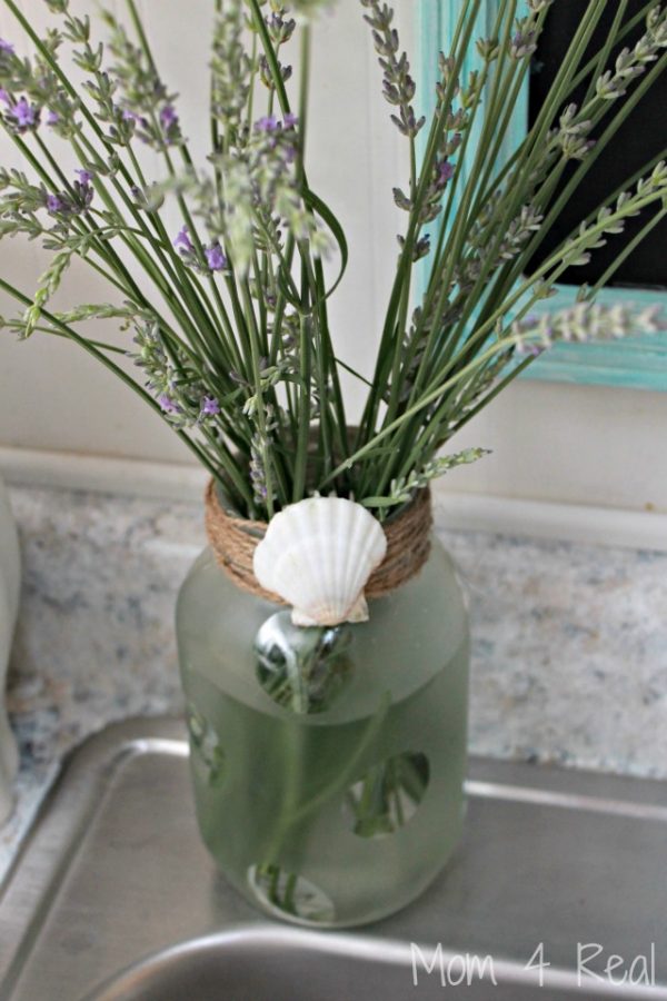 Frosted Mason Jar Vase | Mason Jar Crafts | Mom4Real for TodaysCreativeLife.com