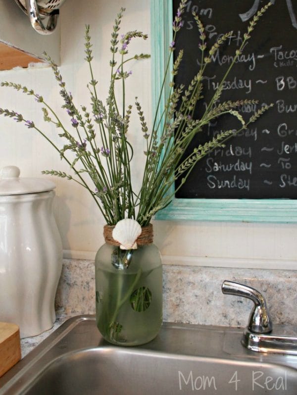 Frosted Mason Jar Vase | Mason Jar Crafts | Mom4Real for TodaysCreativeLife.com