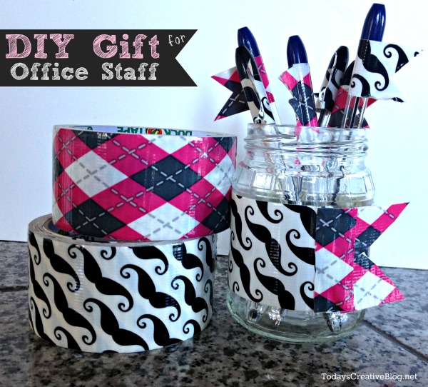 DIY Pen Flags {Back to School} | This makes a great teacher gift or office staff gift for your child's school. Easy to make. Easy crafts are my favorite! See more on TodaysCreativeLife.com