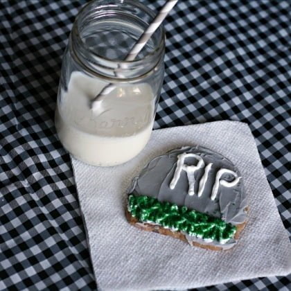 Halloween Food | Tombstone cookies | TodaysCreativeBlog.net