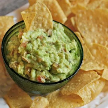 Simple Guacamole Recipe with Salsa | Quick guacamole dip recipe | Football Food | Super bowl appetizer | Party Food | TodaysCreativeLife.com