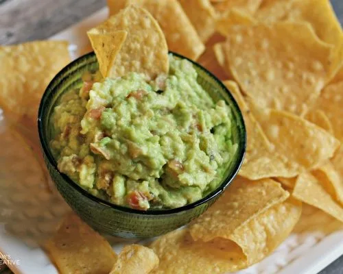 Simple Guacamole Recipe with Salsa | Quick guacamole dip recipe | Football Food | Super bowl appetizer | Party Food | TodaysCreativeLife.com