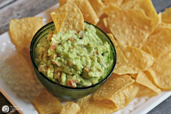 Simple Guacamole Recipe with Salsa | Quick guacamole dip recipe | Football Food | Super bowl appetizer | Party Food | TodaysCreativeLife.com