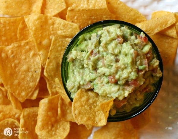 Simple Guacamole Recipe with Salsa | Quick guacamole dip recipe | Football Food | Super bowl appetizer | Party Food | TodaysCreativeLife.com