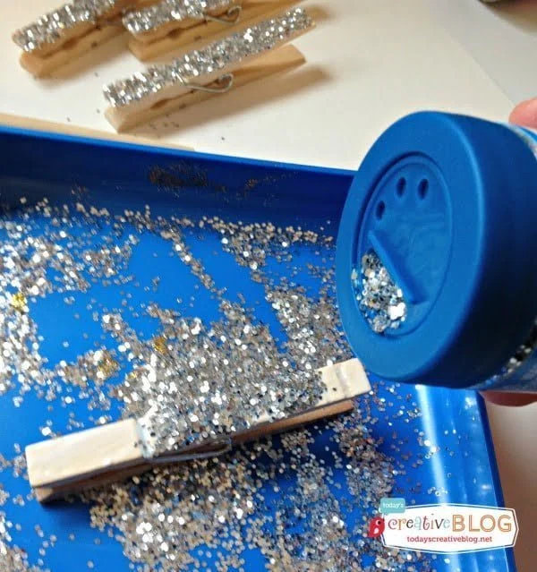 Glittered Clothespins DIY | TodaysCreativeBlog.net