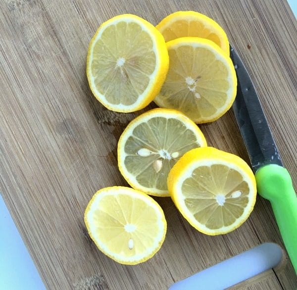 How to Clean and Deodorize A Microwave | This cleaning method is non-toxic using ACV, lemons and water. Let the steam do the work! See more tips on TodaysCreativeLife.com