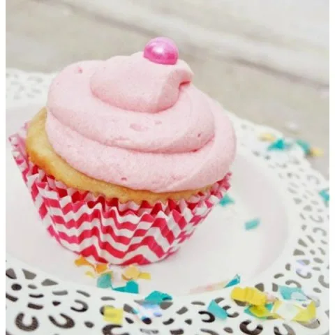 Bubble Gum Cupcakes | Vanilla cupcakes with bubble gum frosting and filling | Birthday party cupcakes | Pink Cake | TodaysCreativeLife.com