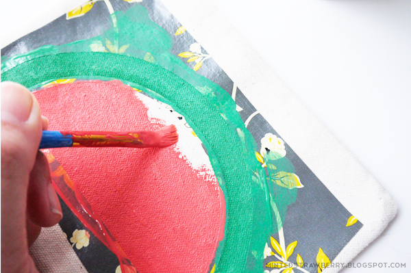 DIY: Easy Watermelon Slice Pouch {free stencil} | TodaysCreativeBlog.net