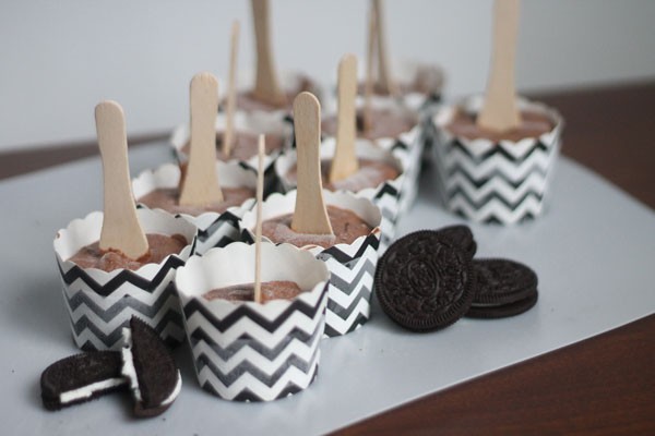 Oreo Chocolate Pudding Popsicles by the Crafting Chicks | TodaysCreativeBlog.net