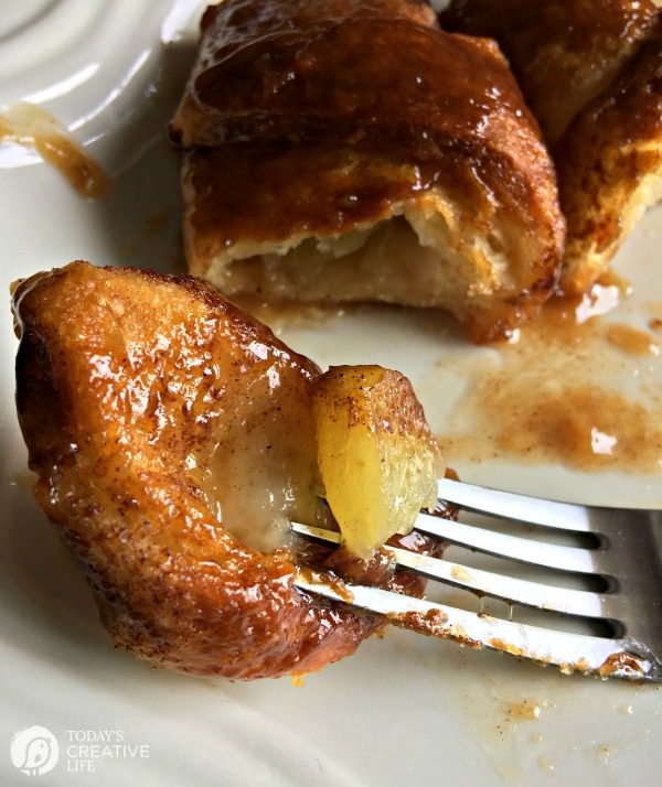 Quick and Easy Apple Dumpling Recipe | Great for breakfast, snacks or dessert. This apple dumpling recipe made with crescent rolls is fast to make, delicious to eat. Find the recipe on TodaysCreativeLife.com 