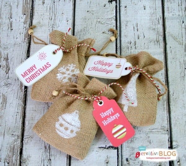 DIY Stamped Burlap Gift Bags | Create beautiful and easy gift wrapped presents by using burlap gift bags! Perfect for small gifts. Using foam stamps and acrylic paint, this was an easy Christmas holiday craft. See full tutorial on TodaysCreativeLife.com