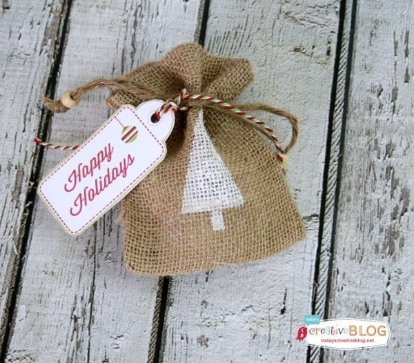 Burlap Holiday Gift Bags | TodaysCreativeLife.com