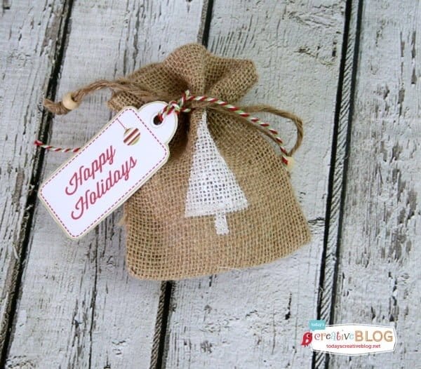 DIY Stamped Burlap Gift Bags | Create beautiful and easy gift wrapped presents by using burlap gift bags! Perfect for small gifts. Using foam stamps and acrylic paint, this was an easy Christmas holiday craft. See full tutorial on TodaysCreativeLife.com