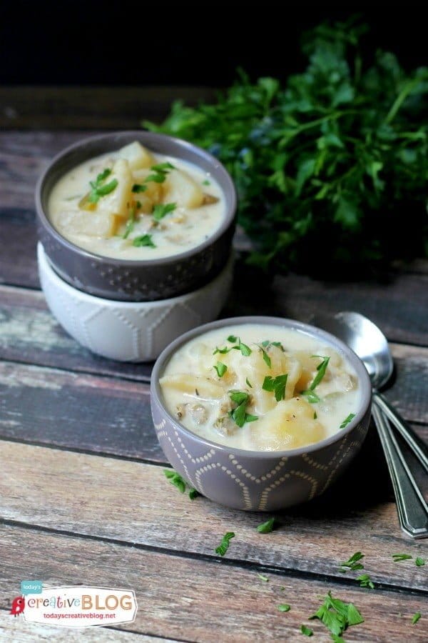 Slow Cooker Clam Chowder | Clam Chowder with no bacon | Creamy with chunks of potatoes. Crockpot dinner ideas | TodaysCreativeLife.com