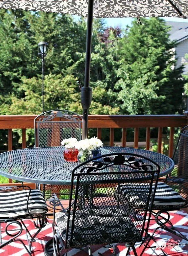 Easy Patriotic Table Decor | 4th of July table decoration | Red, White and Blue | See more creative ideas on TodaysCreativeLife.com