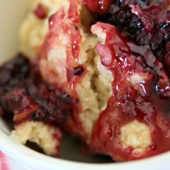 Slow Cooker Blackberry Cobbler Recipe | Summer desserts | Crockpot & Slow Cooker desserts | See more recipes on TodaysCreativeLife.com