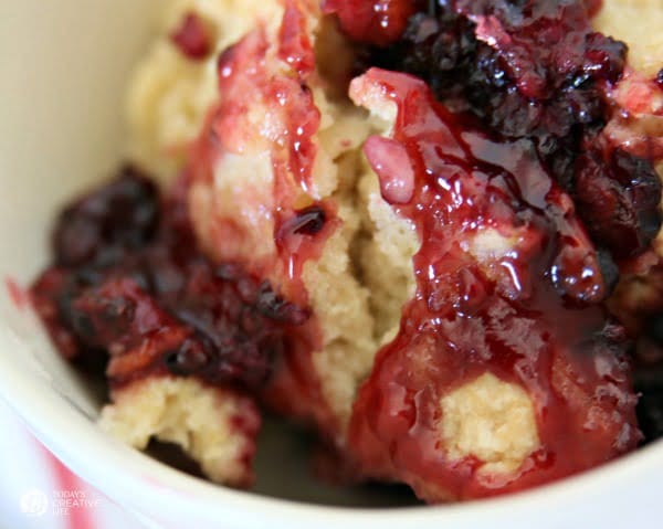 Slow Cooker Blackberry Cobbler Recipe | Summer desserts | Crockpot & Slow Cooker desserts | See more recipes on TodaysCreativeLife.com