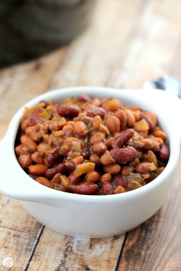 Slow Cooker BBQ Baked Beans | BBQ Beans | Crockpot Baked Beans | Free up the stove top for this summer favorite. See more Slow Cooker Sunday recipes on TodaysCreativelife.com