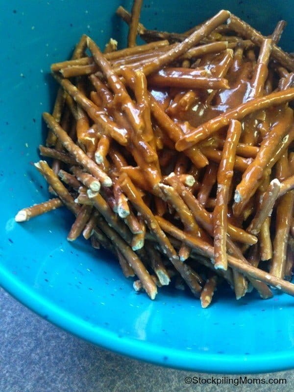 Spicy Buffalo Baked Pretzels by Stockpiling Mom | Easy snacks | See more on TodaysCreativeLife.com