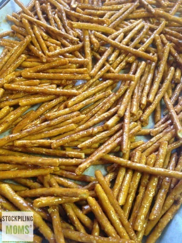 Spicy Buffalo Baked Pretzels by Stockpiling Mom | Easy snacks | See more on TodaysCreativeLife.com