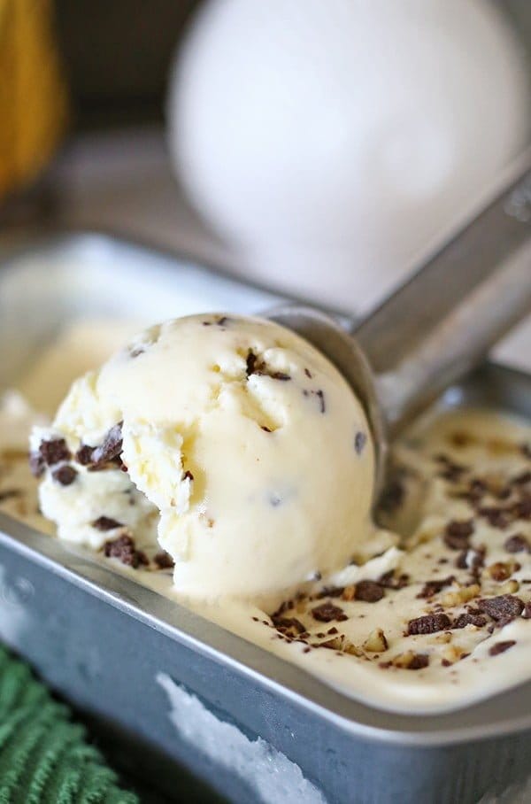 Homemade Mint Chocolate Chip Ice Cream Recipe by Kleinworth&Co. for TodaysCreativeLife.com | Summer no bake desserts - See more on Today's Creative Life.