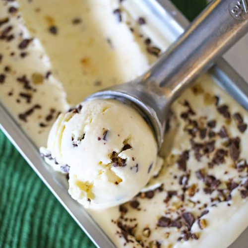 No Churn Mint Chocolate Chip Ice Cream Recipe by Kleinworth&Co. for TodaysCreativeLife.com | Summer no bake desserts - See more on Today's Creative Life.