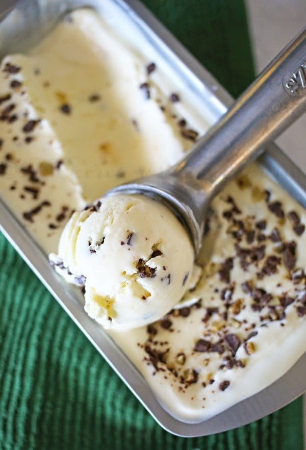 No Churn Mint Chocolate Chip Ice Cream Recipe by Kleinworth&Co. for TodaysCreativeLife.com | Summer no bake desserts - See more on Today's Creative Life.