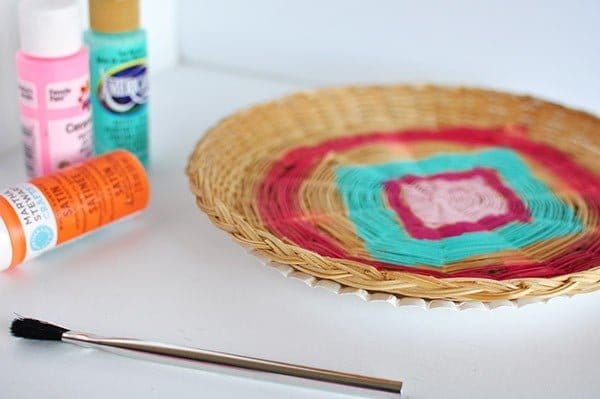 Painted Wicker Charger Plates | Take ordinary wicker paper plate holders from drab to fab! | Easy DIY Home craft project | See the tutorial on TodaysCreativeLife.com