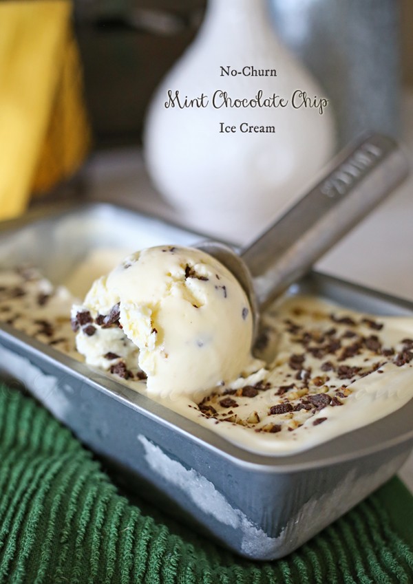 No Churn Mint Chocolate Chip Ice Cream Recipe by Kleinworth&Co. for TodaysCreativeLife.com | Summer no bake desserts - See more on Today's Creative Life.