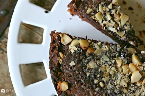 Slow Cooker Macadamia Brownie Cake |Gooey and delicious dessert straight from your crockpot! Using a boxed brownie mix make this recipe EASY! | Slow Cooker Sunday | Crock pot Recipes | Find more on TodaysCreativeLife.com