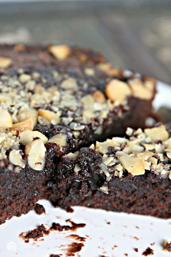 Slow Cooker Macadamia Brownie Cake |Gooey and delicious dessert straight from your crockpot! Using a boxed brownie mix make this recipe EASY! | Slow Cooker Sunday | Crock pot Recipes | Find more on TodaysCreativeLife.com