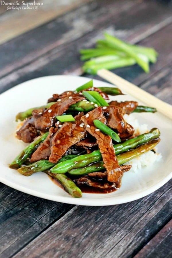 Chinese Beef Green Beans Stir Fry | Denne hurtige og nemme asiatiske ret med oksekød og grønne bønner er sund og lækker. Det vil være en hurtigt blive en familiefavorit! Se opskriften på TodaysCreativeLife.com