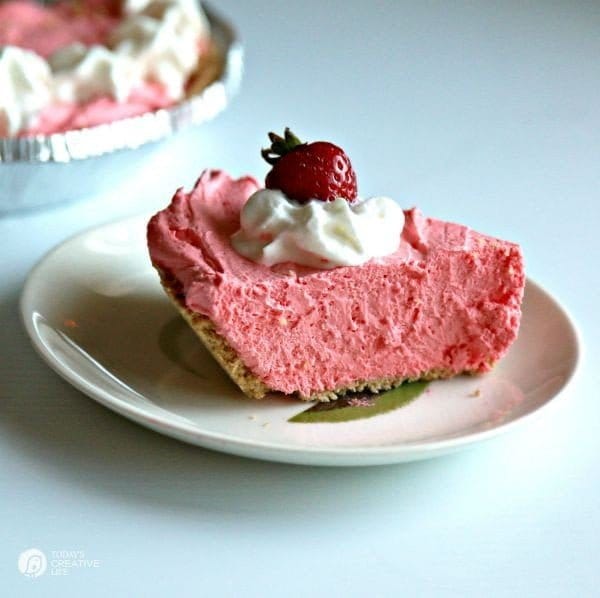 No Bake Strawberry Dreamsicle Pie | No Bake Desserts are great for summer! This strawberry dreamsicle pie is a great alternative to the classic Orange dreamsicle pie! | Recipe found on TodaysCreativeLife.com