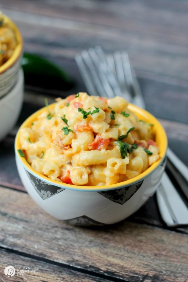 Slow Cooker Macaroni and Cheese (Mexican Style) - Today's Creative Life