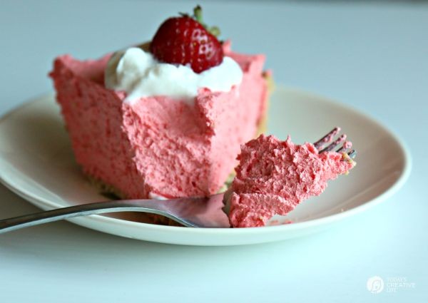 No Bake Strawberry Dreamsicle Pie | No Bake Desserts are great for summer! This strawberry dreamsicle pie is a great alternative to the classic Orange dreamsicle pie! | Recipe found on TodaysCreativeLife.com
