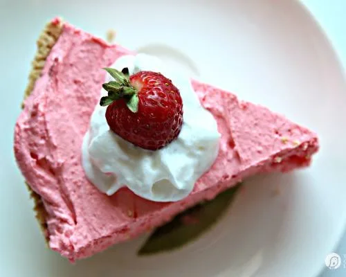 No Bake Strawberry Dreamsicle Pie Recipe | Found on TodaysCreativeLIfe.com