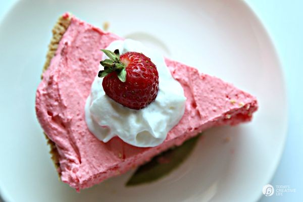 No Bake Strawberry Dreamsicle Pie | No Bake Desserts are great for summer! This strawberry dreamsicle pie is a great alternative to the classic Orange dreamsicle pie! | Recipe found on TodaysCreativeLife.com
