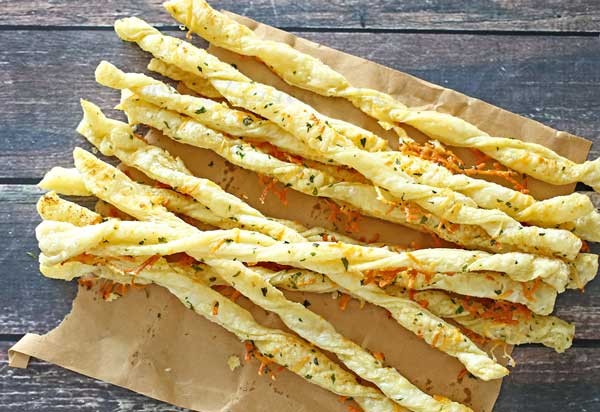 Garlic Butter Bread Sticks by Kleinworth & Co. for TodaysCreativeLife.com - Easy and delicious bread sticks will make everyone happy! See the recipe on TodaysCreativeLife.com