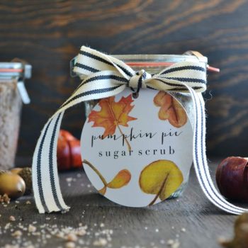 Pumpkin Pie Sugar Scrub & Free Printable | Great for creating your own home spa or make up a batch for easy DIY holiday gifts. Homemade is best. | See more on TodaysCreativeLife.com