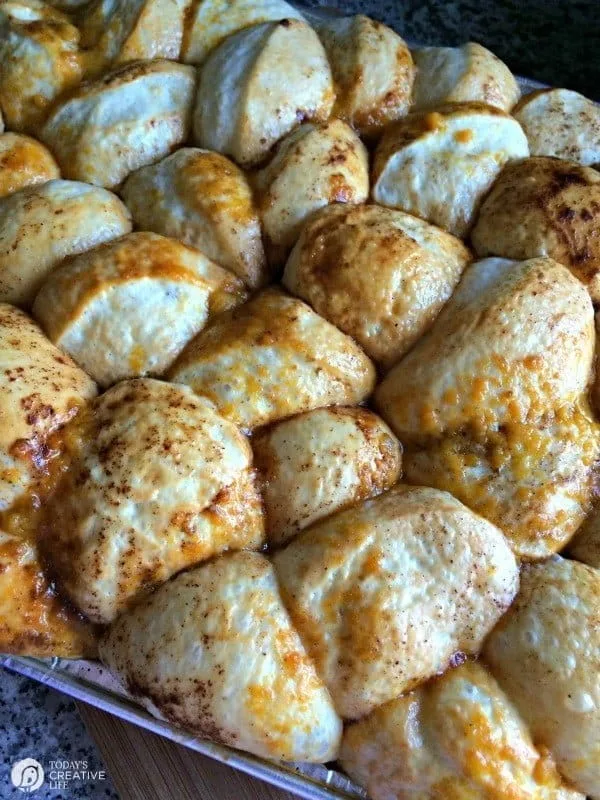 Pumpkin Spice Monkey Bread | This pull apart bread with butterscotch pudding and pumpkin spice is the perfect breakfast recipe idea for holiday brunch or any weekend. More Fall Recipes on TodaysCreativeLife.com