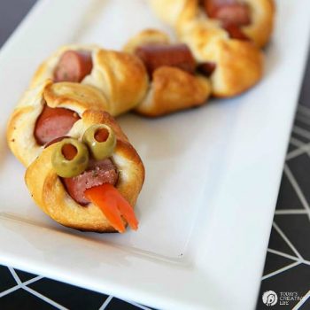 Rattlesnake Bite Hot Dog Appetizers | Easy Halloween Food ideas and appetizers on TodaysCreativeLife.com