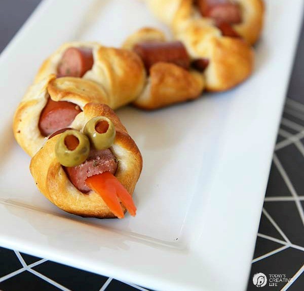 Rattlesnake Bite Hot Dog Appetizers | Easy Halloween Food ideas and appetizers on TodaysCreativeLife.com