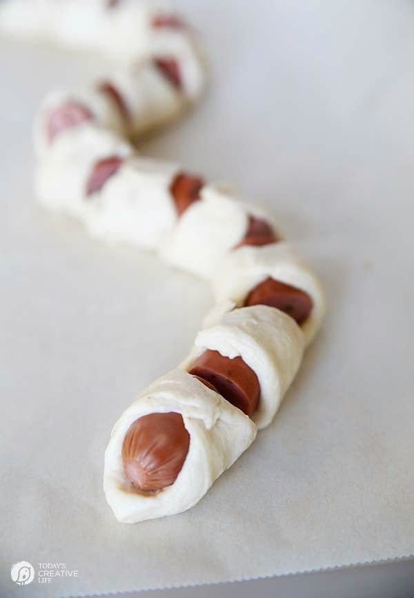 Rattlesnake Bite Hot Dog Appetizers | Easy Halloween Food ideas and appetizers on TodaysCreativeLife.com